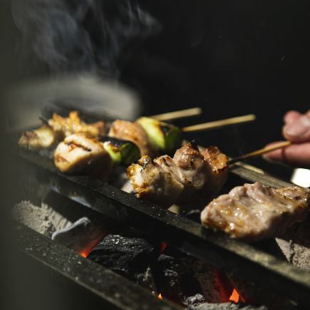 Specialty dishes include 15 dishes including dried roe chicken skin with ponzu sauce, seared cochin thigh, and 8 kinds of skewers, all for 5,500 yen (tax included)