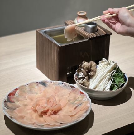 A special dish using fresh Mikawa red chicken, including shabu-shabu and 6 kinds of Archaeopteryx skewers, 10 dishes in total, 4,000 yen including tax