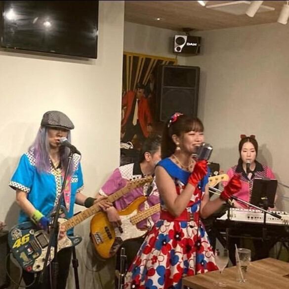 当店は日替わりで様々なバンドが出演しております♪音楽でみんなで楽しく盛り上がること間違いなし♪【バンド情報】スイートポップソーダVo.ナンスィ/Gt.ゴンガーシホ/Bass.テル/Key.みぽんぬ［ジャンル］:オールディーズ　他