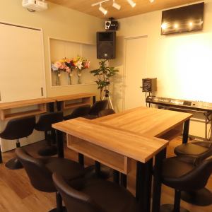 有桌席座位。享受現場表演的刺激。