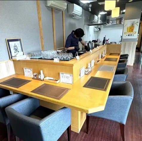 店内は落ち着いた雰囲気に包まれており、20代から50代までの幅広い男女がそれぞれの時間を楽しまれています。どなたでも馴染みやすい空間なので、友人同士の集まりや仕事帰りの食事にも最適。美味しい料理と共にゆったりとした和やかなひとときをお過ごしいただけます。