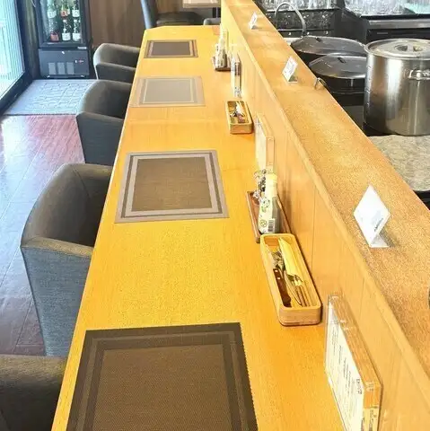 落ち着いた雰囲気のカウンター席でお仕事の疲れを癒す