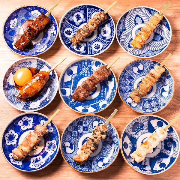 저희 가게라고 하면!숯불로 차분히 구워내는 “야키토리”×이마리야키의 접시에도 주목♪