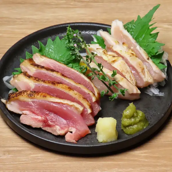 【知覧鶏の鶏刺し】　歯ごたえのある地鶏を。噛むたびに溢れるコクと旨みが抜群！