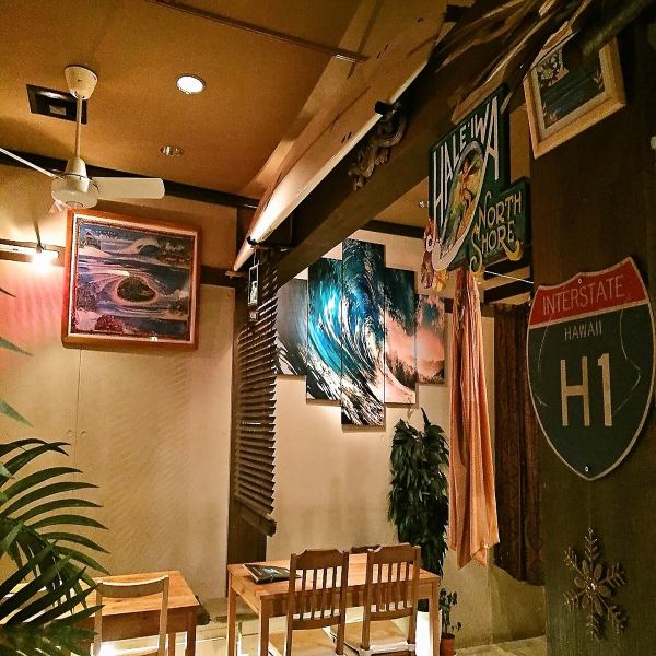 The interior of the store is decorated with surfboards that were once used by the travel-loving owner, who loves the ocean and surfing.Surf movies and Hawaiian music are playing, creating a comfortable atmosphere that makes you feel like you've traveled back in time to a beach resort.