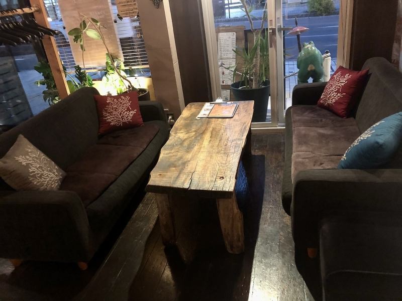 The exterior, which uses wood and greenery to create a tropical atmosphere, is eye-catching.Easy access, just 1 minute walk from the castle exit of Ueda Station ◎ The relaxing and calm space with sofa seats is recommended for a girls' night out ★