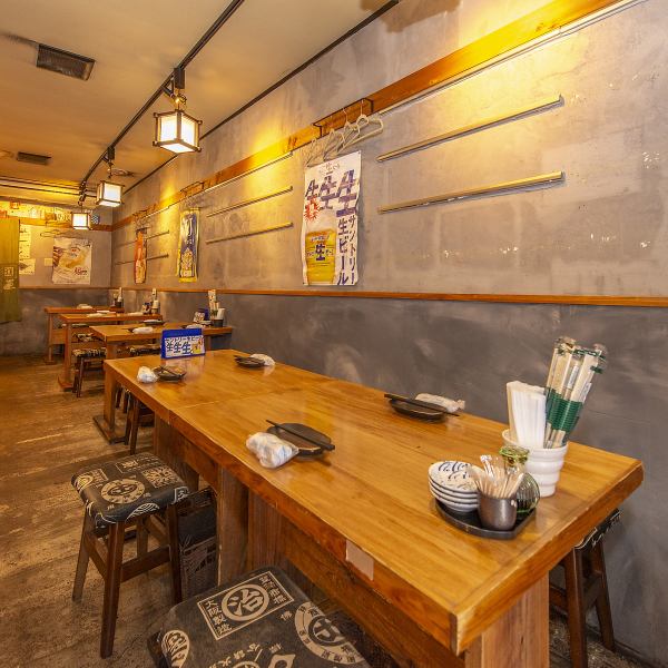 店内はコンパクトながら、テーブル席を組み合わせることで宴会利用にも対応可能です。会社の集まりや家族の会食など、幅広いシーンでご利用いただけます。大人数での利用時も、スタッフがスムーズに対応し、快適な時間をサポート◎落ち着いた雰囲気の中で、旬の味覚を囲むひとときをお楽しみください！