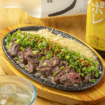 白いジャポネソースで食べる牛ステーキ