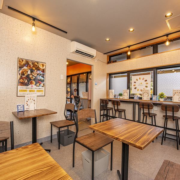 昼間はカフェ利用で、ゆったりとした時間を楽しめる落ち着いた雰囲気♪コーヒー片手にひと息ついたり、会話を楽しんだりと、思い思いに過ごせます。夜はお酒も揃い、お仕事帰りにふらっと一杯もOK◎時間帯ごとに表情が変わる、気軽に立ち寄れるお店です♪