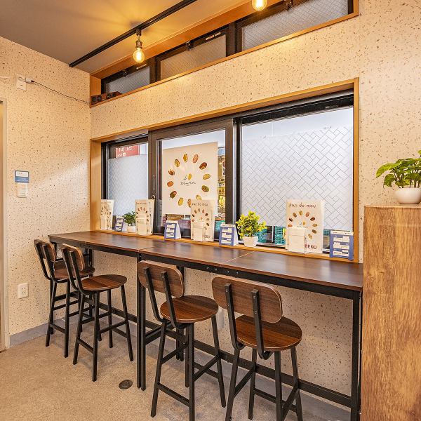 時間帯で表情が変わる♪夜も楽しめる心地よい空間◎夜はバーセットと夜カフェセットをご用意し、その日の気分に合わせた過ごし方が可能♪作業や勉強に集中したい時も、会話を楽しみたい夜にも心地よく使えます。落ち着いた雰囲気の中で、時間を忘れてゆったりと。思い思いのスタイルで楽しめる、使い勝手の良いお店です◎