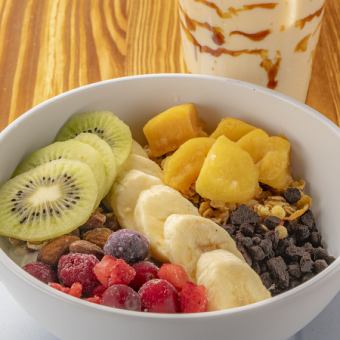 【夜カフェメニュー】ボウル+ドリンクセット たっぷりのフルーツが味わえる♪ 2,500円(税込)
