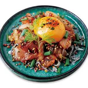 日式生牛肉（韓式生牛肉料理），配魚和鹹海帶，上面放一個雞蛋。
