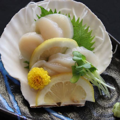 Live scallop sashimi