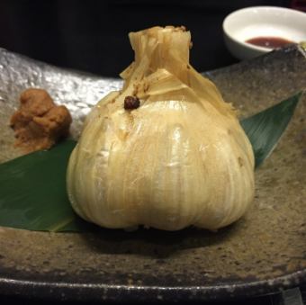 Whole fried garlic from the prefecture