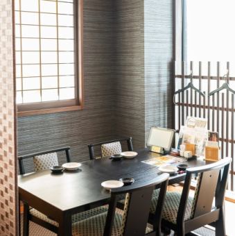 板間の小上がりでテーブル・イス席、2名様から4名様までご利用頂けるお席です。