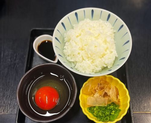 米饭配鲜红的鸡蛋