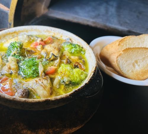 旬野菜と牡蠣のアヒージョ(バケット2枚付)