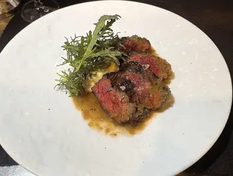 C套餐:豪華年末新年派對套餐,包含天使蝦海鮮飯和烤日本黑毛牛肉(10道菜,原價7500日元,現價7000日元)