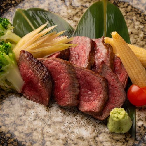 お肉料理も人気！