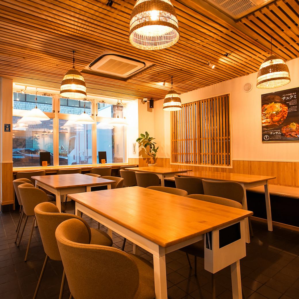 木のぬくもりがやさしいお洒落な店内はどんなシーンにも最適◎