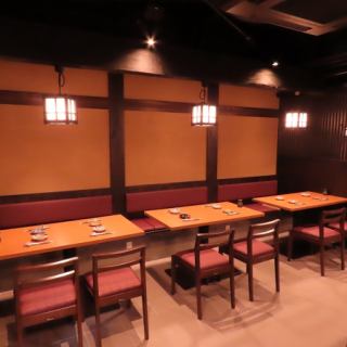 広めのテーブル席は、古民家風の落ち着いた雰囲気で設計されています。温もりのある木材と柔らかな照明が、さらにリラックスした食事の時間を演出します。友人同士やカップル、家族など、さまざまなシーンでお楽しみいただけるスペースをご用意しております。
