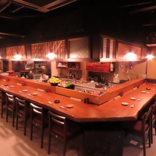 アットホームで温かみのあるL字型のカウンター席は、目の前で調理される料理を間近で楽しむことができ、まるでシェフのパフォーマンスを見ているかのような感覚が味わえます。新鮮な食材が並ぶ様子や、料理が仕上がる過程を楽しみながら、心地よい会話を楽しむことができます。