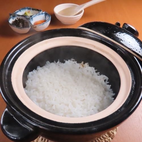 当店の土鍋は伊賀焼の土鍋を使っています　ふっくら炊き立てをお召し上がりください