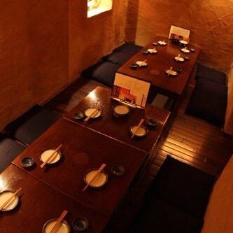 【個室】2階には半個室と個室席をご用意。人数に合わせてご案内致します。プライベート空間たっぷりの店内で季節の味覚をお楽しみください。