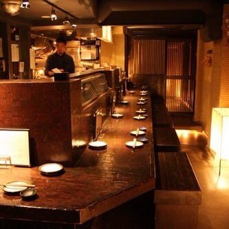 【人気のカウンター】おひとり様からご利用できる人気のカウンター席です。カウンター席は2名がけとなっていてカップルにもオススメ♪