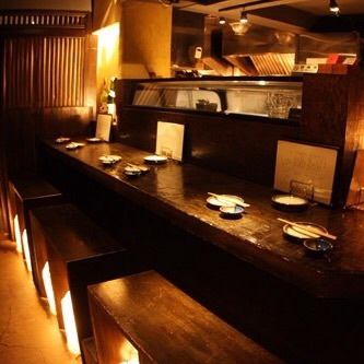 魚が並ぶカウンター席は圧巻