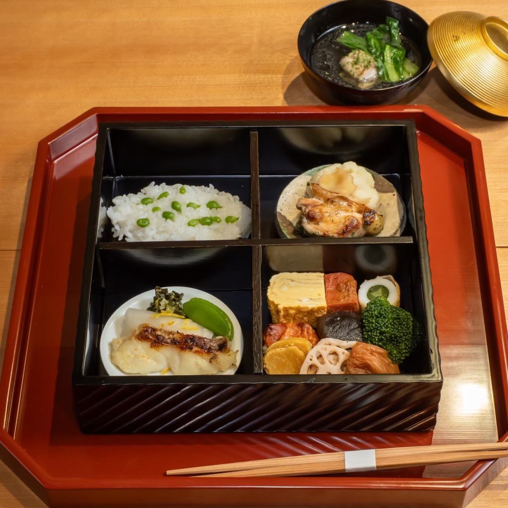 忙しい毎日に、心安らぐ食事の時間を。美しい空間で上質な蕎麦・お料理をご提供します