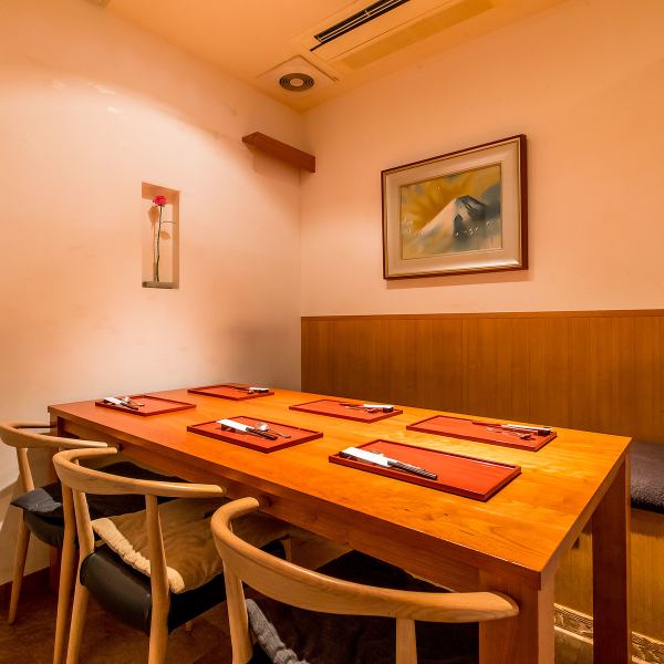 白お基調にした洋室の空間で、こだわりの食器や絵画に囲まれながら、ゆっくりとした時間を過ごしませんか。美しい内外装が心を和ませ、お茶や料理を通じて五感を満たします。特別な時間を、あなたのためにご用意致します。個室テーブル席