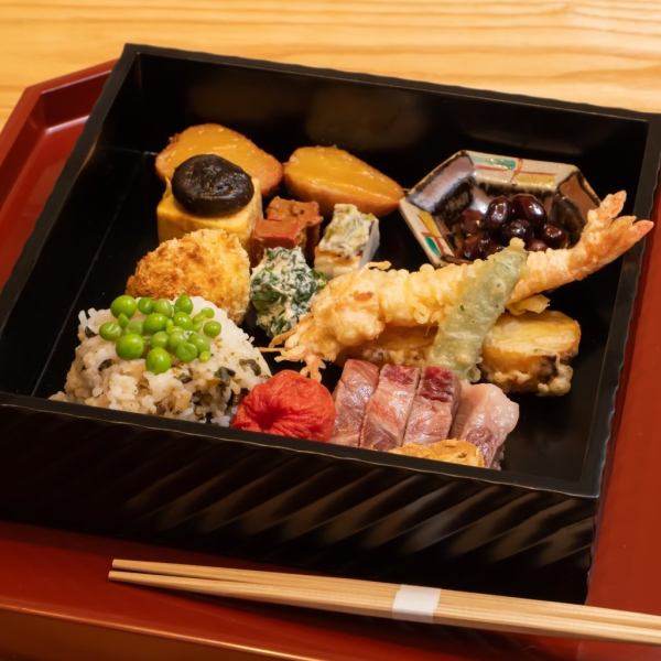 当店自慢の洋風幕の内弁当、松花堂弁当、蕎麦料理を通じて、お茶を楽しむ習慣を日常に取り入れることができるのが当店の魅力です。気軽に立ち寄れるこの空間で、心地よいお茶の時間を過ごしながら、自分の心と体を労り、リフレッシュしましょう。