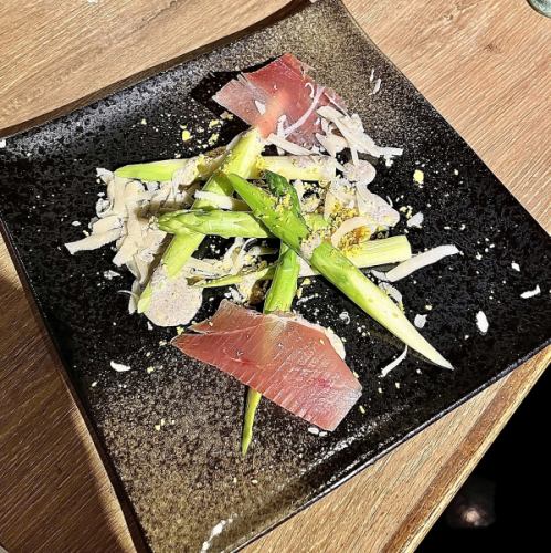 Tuna and fresh asparagus