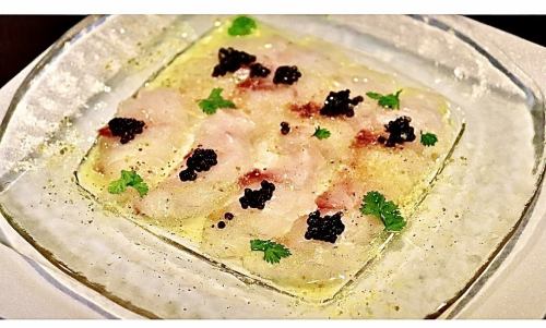 真鯛のカルパッチョ　イタリア産カラスミとフランス産キャビアを散らせて