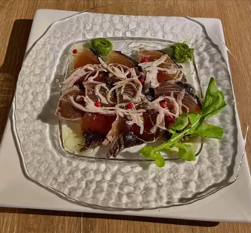 時令佳餚：煙燻鰹魚薄片，是我們套餐菜單中的一道菜。
這款醬汁以日本生薑（茗荷）為主要原料，我們提供多種口味選擇。

#高崎美食
#高崎晚餐
#高崎義大利
＃海鮮
＃肉