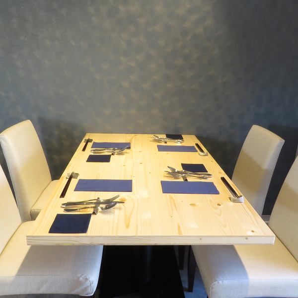 【テーブル席】シックな色使いはワンランク上の空間を演出しております。