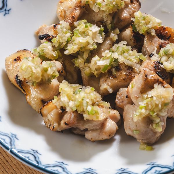 Chicken and green onion grilled on a net 660 yen (tax included)