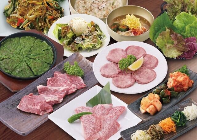 我们提供各种套餐,您可以尽情享用我们引以为豪的菜肴,价格从 5,500 日元起(含税)!