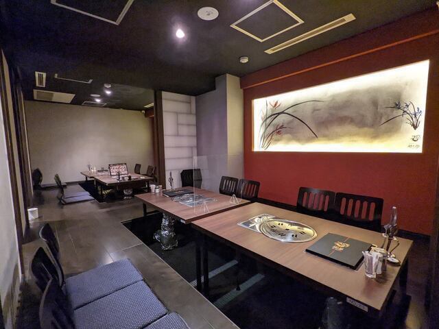 可包场租用一个可容纳 30 人的大型宴会厅。