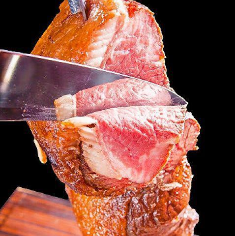贅沢に目の前で切り分けてくれるお肉♪夢の食べ放題でどうぞ。