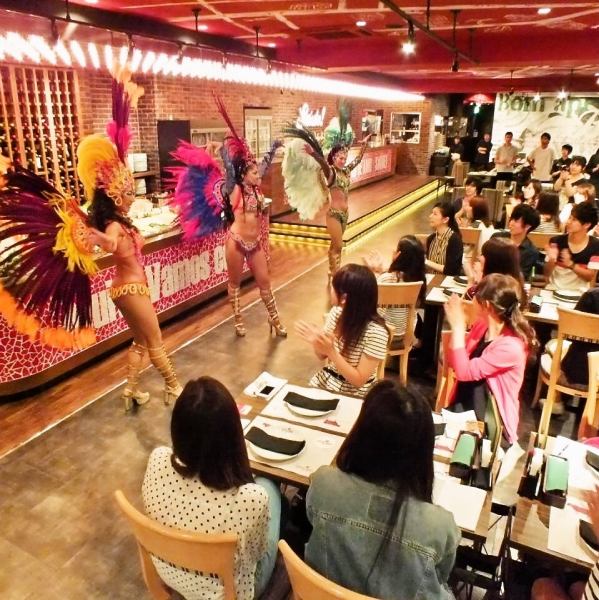 広々とした開放感のある店内で、サンバカーニバルショーを開催！《GOCCHI BATTA池袋西口》では、毎月29日に開催しております。情熱的な魅惑のダンスに思わず夢中♪お客様も巻き込んで大盛り上がりのサンバショーは必見です。絶品焼肉食べ放題はもちろん、ダンスでもブラジルの雰囲気を味わえる人気店！