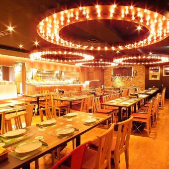 70名様より貸切OK！立食で最大160名様のパーティー可能です。お席などのレイアウトもご自由に変更いたしますので、スタッフにお申し付けください。プロジェクター・スクリーン・マイク設備も充実！防音対策もバッチリです。企業での貸切パーティー、二次会、同窓会に♪お話に花を咲かせてお楽しみください！