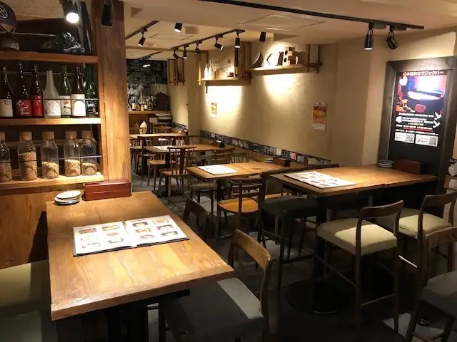 《落ち着いた木目調★大切なデートにも♪》道頓堀川から入口に入るとお洒落な開放的空間が広がります！女子会や誕生日会にピッタリのお洒落空間になっております♪美味しいお料理と開放的な空間をご用意しお待ちしております☆貸切や誕生日サプライズ大歓迎です♪