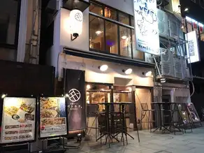道頓堀川を眺められるテラス席。