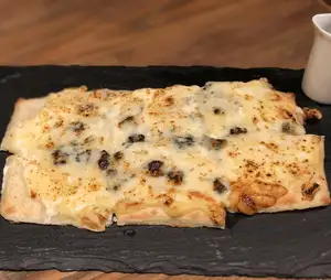 Gorgonzola and honey pizza