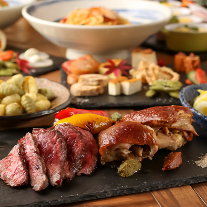 こだわりの燻製のお肉などご用意しております♪