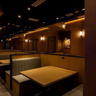 お二人で気兼ねなく寛げる、和モダンなテーブル席をご用意しております。上野を代表するモダンな雰囲気な店内は、デートや記念日利用にも最適！蟹と海鮮、中華など全100種以上の料理を食べ放題でお楽しみください。