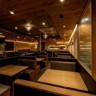 上品な色味で統一した和モダン空間は、新規オープン店ならではの清潔感が魅力です。お席は個室を含む全190席を完備。プライベート感満載の完全個室では、周囲を気にせずゆったりとお寛ぎ頂けます。友人・家族との食事はもちろん、大人数の各種宴会にもぜひご利用ください！