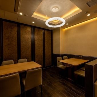 您可以在豪华典雅的空间内以合理的价格享用雪蟹。非常适合与朋友、情侣或家人的休闲聚会。我们提供任何人都可以享用的无限量菜单。